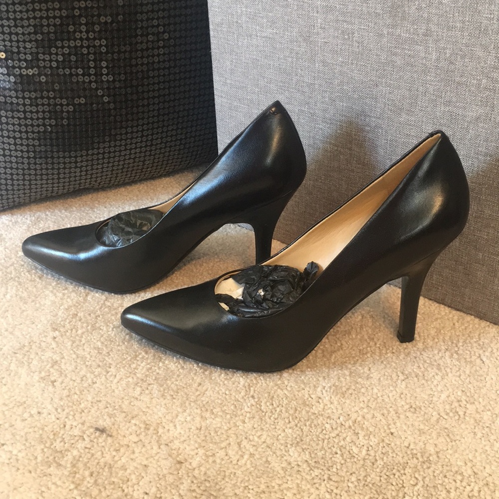 New Nine West Garisono 4” black leather heels.